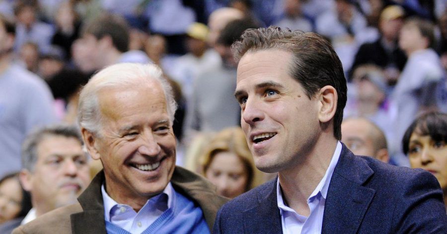 Joe Biden (l.), damals Vizepräsident der USA, und sein Sohn Hunter sehen sich im Januar 2010 ein Basketballspiel an.