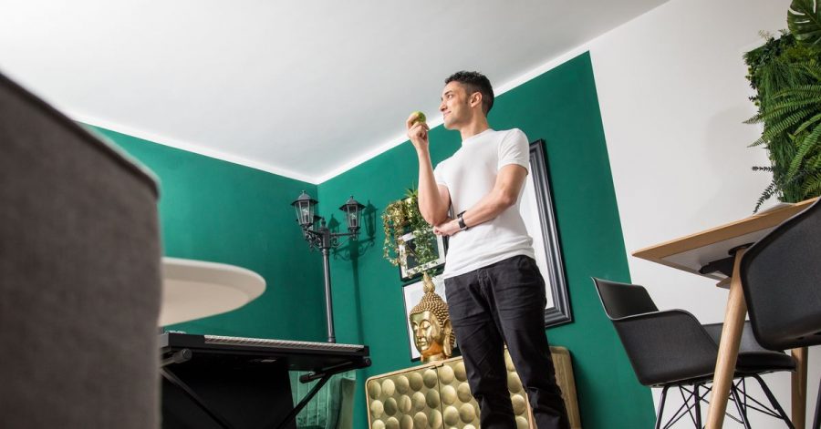 Eine farbige Ecke: Mit Farbe an der Wand kann man den Raum optisch neu unterteilen, sie sollte aber zur Einrichtung passen.