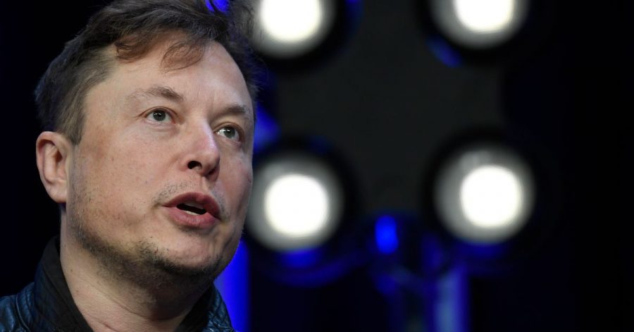 Kein typischer Firmenboss: Tesla-Chef Elon Musk verwickelt sich regelmäßig in Diskussionen bei Twitter, hat eine große Fan-Gemeinde und hatte auch schon Gastauftritte in Filmen und TV-Sendungen.