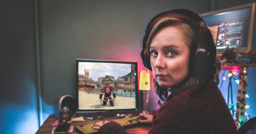 Meg (Alexa Davies) vor ihrem Avatar in der britischen Comedyserie «Dead Pixels».