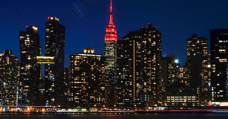Das Empire State Building wird in Gedenken an die Hunderttausenden Corona-Toten in den USA rot beleuchtet.