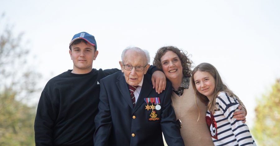 Der damals 99-jährige Captain Tom Moore (2.v.l), mit seinem Enkel Benji, seiner Tochter Hannah Ingram-Moore (2.v.r) und seiner Enkelin Georgia.