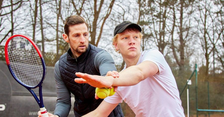 Bruno Alexander (r) trainiert für seine Rolle als junger Boris Becker.