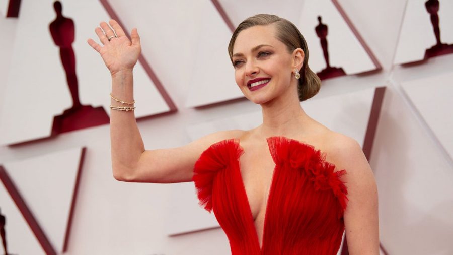 Oscars: Amanda Seyfried über ihren Armani-Look in schreiendem Rot