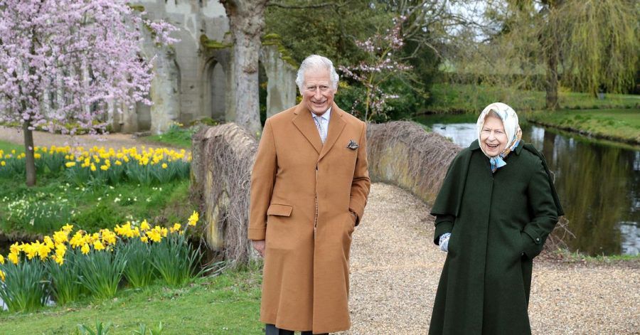 Königin Elisabeth II. und Prinz Charles im Garten von Frogmore House.