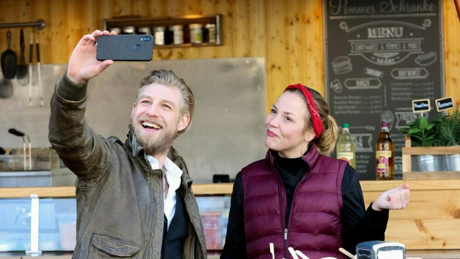 "Alles was zählt": Als der bekannte Koch-Influencer Kai Löwenau (Hannes Schmid) vor ihr steht, wird Ina (Franziska van der Heide) darin bestärkt, die richtige Entscheidung getroffen zu haben. (cg/spot)