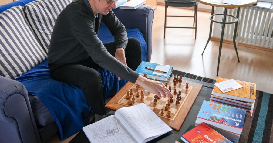 Schachspieler Ludger Heiermann in seiner Wohnung beim Fern-Schach.