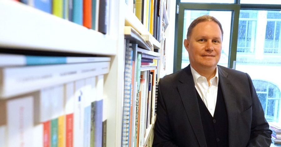 Der Präsident des Bühnenvereins, Hamburgs Kultursenator Carsten Brosda (SPD), in seinem Büro.