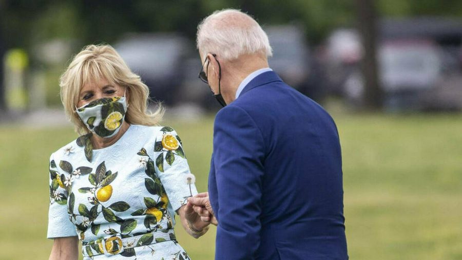 Joe Biden überrascht seine Frau Jill mit einer selbstgepflückten Blume. (dr/spot)