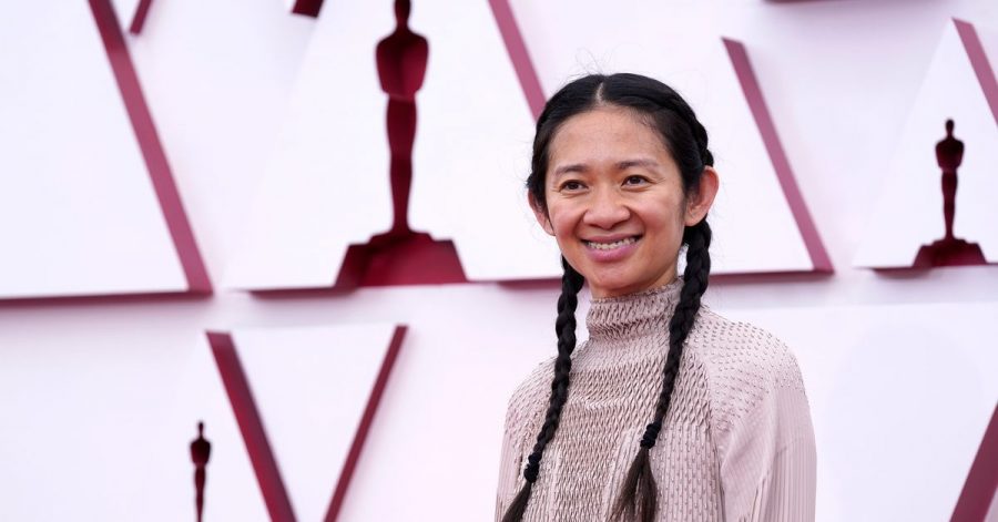Regisseurin Chloé Zhao gewinnt den Oscar für die beste Regie.