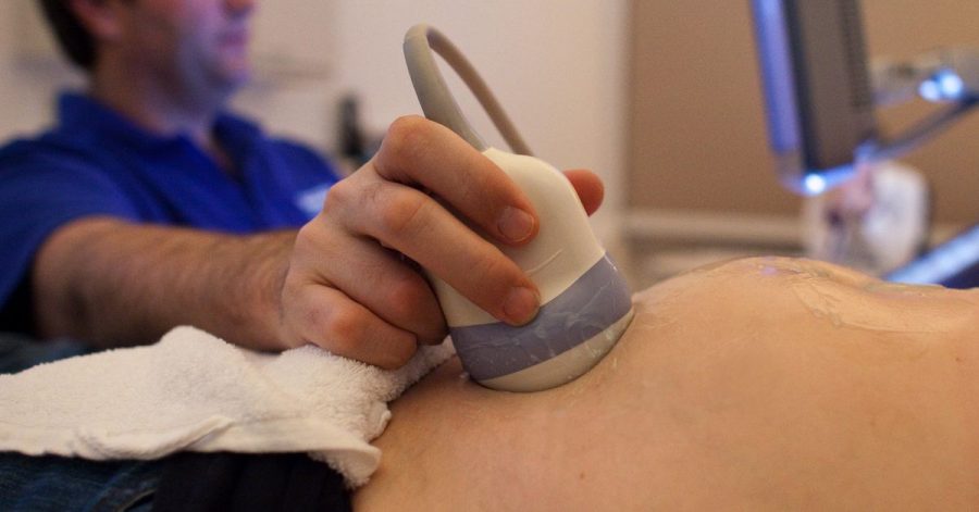 Ein Facharzt für Gynäkologie und Geburtshilfe untersucht in seiner Praxis für pränatale Diagnostik und Ultraschall eine schwangere Frau. (Archivbild)