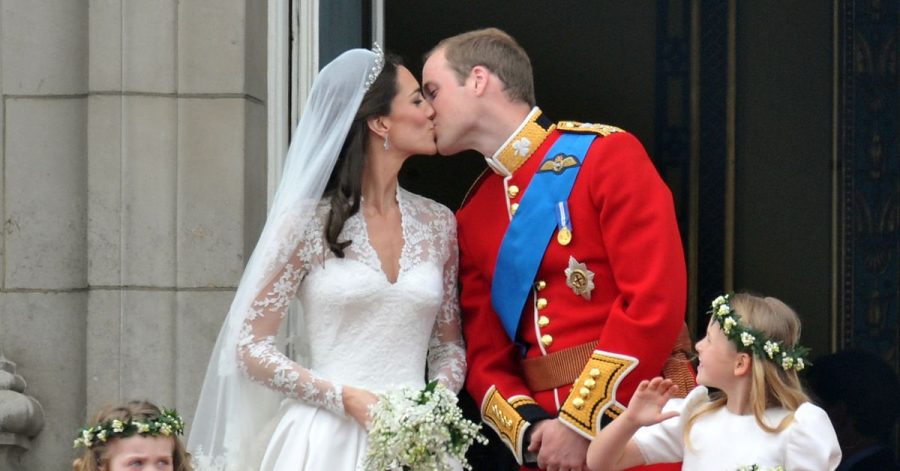 Es war eine Traumhochzeit: William und Kate küssen sich auf dem Balkon des Buckingham-Palastes - und die ganze Welt sieht zu.
