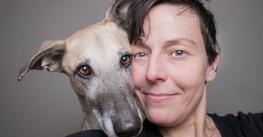 Kopf an Kopf mit Hundedame Scout. Ein entspanntes Selfie von Buchautorin und Tierfotografin Elke Vogelsang.