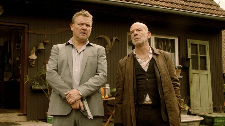 "Heute stirbt hier Kainer": Decker (Justus von Dohnányi, l.) erklärt Kainer (Martin Wuttke) seine ganz eigenen Regeln (cg/spot)