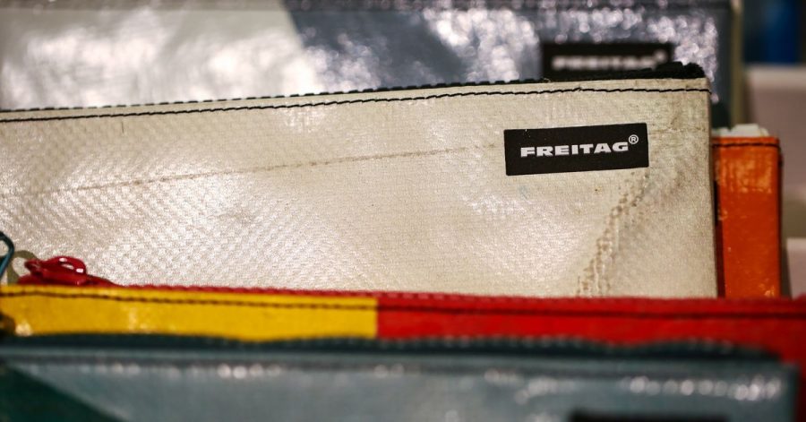 Geldbeutel der Schweizer Firma «Freitag»: Die Taschen und Accessoires werden aus gebrauchten Materialien wie Lkw-Planen herstellt.