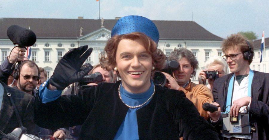 Verkleidet als Königin Beatrix der Niederlande winkt der Komiker Hape Kerkeling vor Schloss Bellevue für die Presse (1991).