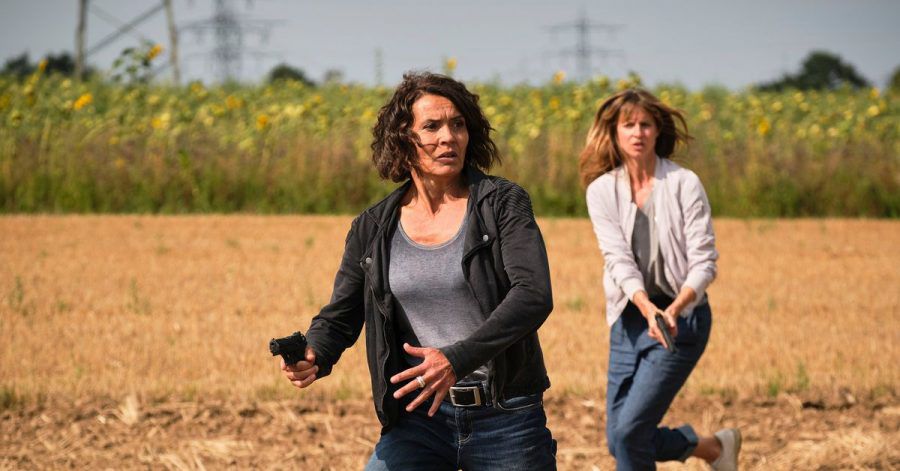 Lena Odenthal (Ulrike Folkerts, l) und Johanna Stern (Lisa Bitter) verfolgen einen Tatverdächtigen.