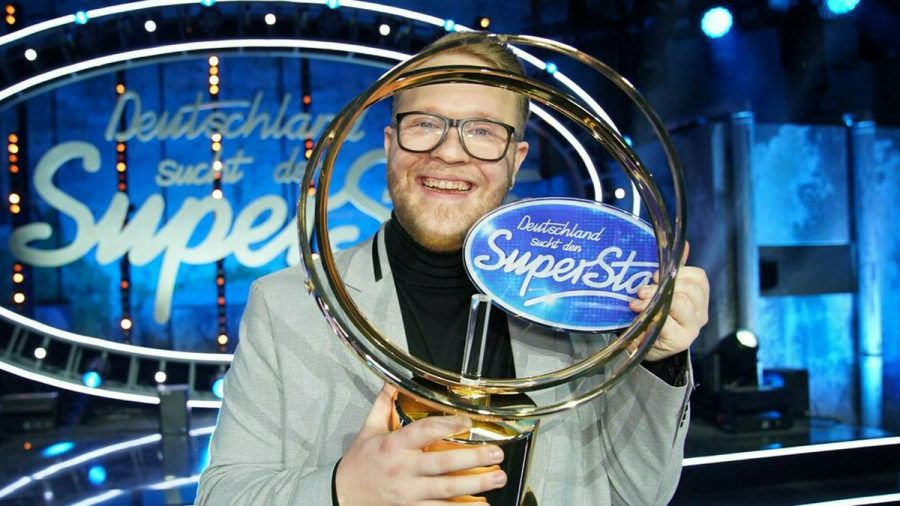 Jan-Marten Block hält die "DSDS"-Trophäe in seinen Händen. (cos/spot)
