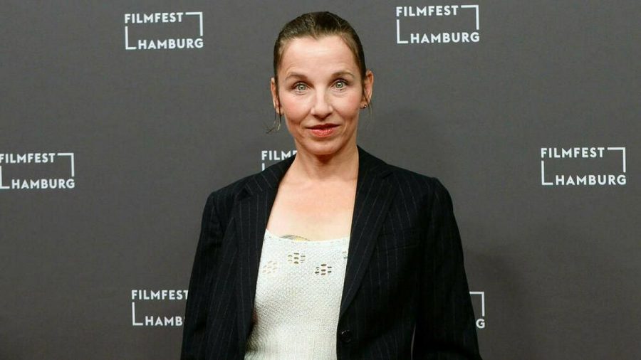 "Tatort"-Star Meret Becker ist eine der Schauspieler*innen, die ihren Beitrag entfernen ließen. (stk/spot)