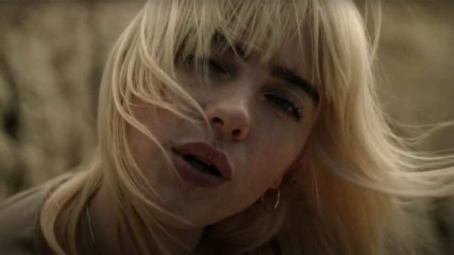 Billie Eilish: Im neuen Video "Your Power" kuschelt sie mit einer Schlange