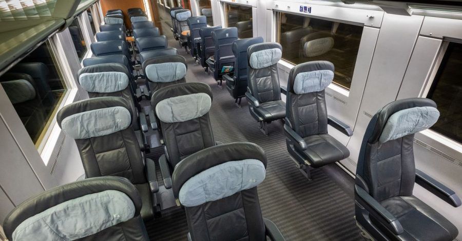 Nur leere Sitze sind abends in dem Großraumabteil eines ICE auf dem Weg von Berlin nach München zu sehen.