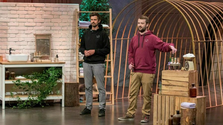 Moritz Simsch (l.) und Sebastian Jung gehen mit ihrer Seifentablette das Plastikproblem an. (wag/spot)