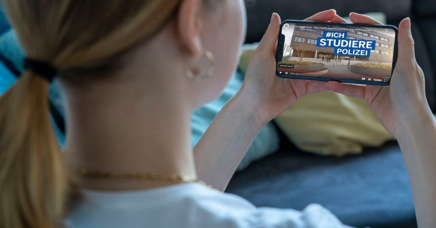 Mit witzigen Sprüchen und unterhaltsamen Kurzvideos wirbt die Polizei in einigen Bundesländern auf Instagram, TikTok und Co. um Nachwuchs.