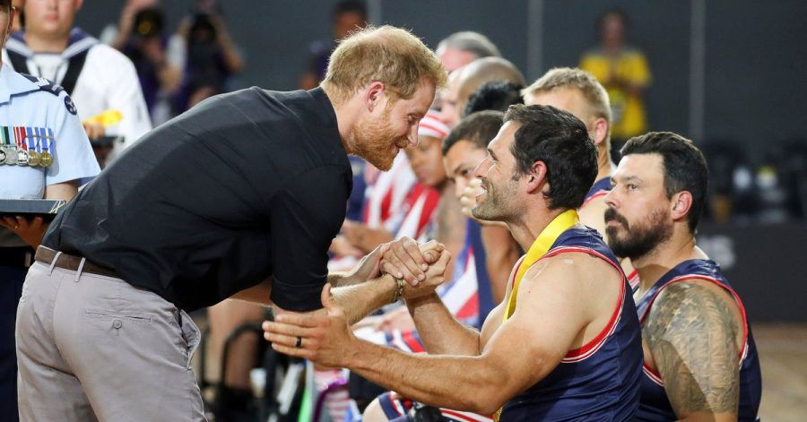 Prinz Harry gratuliert einem Mitglied des Rollstuhl-Basketballteams der Vereinigten Staaten bei den Invictus Games 2018.