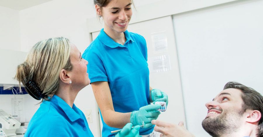 Regelmäßiges Lob motiviert Nachwuchskräfte in ihrer Ausbildung.