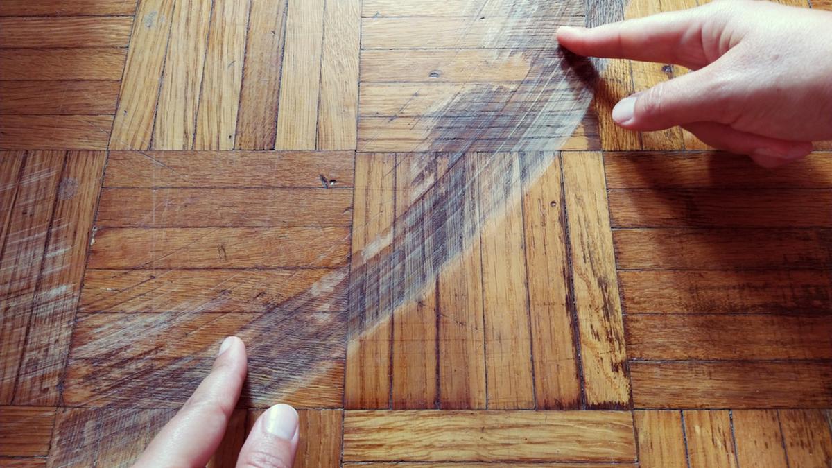 Kratzer im Parkett? Diese Hausmittel beseitigen die Schäden