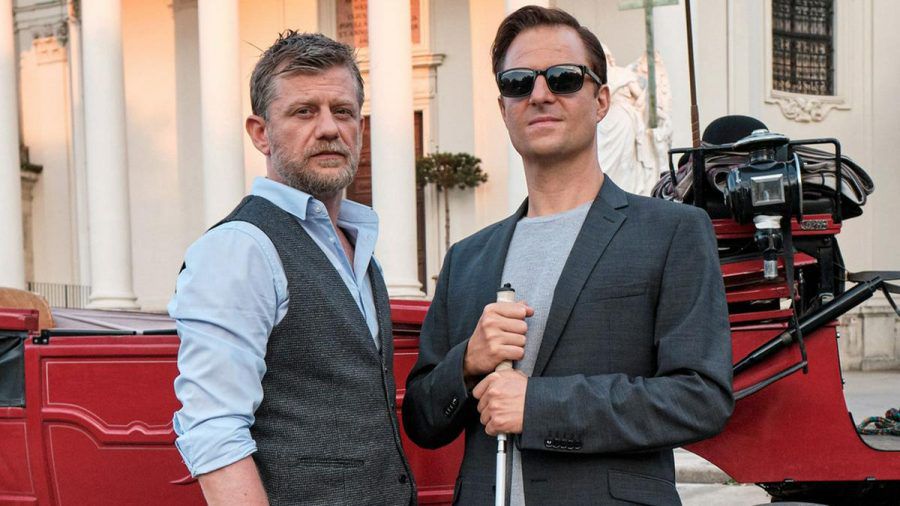 "Blind ermittelt - Tod im Fiaker": Der blinde Ermittler Haller (Philipp Hochmair, r.) und sein Chauffeur Niko (Andreas Guenther) helfen der Wiener Kripo (cg/spot)