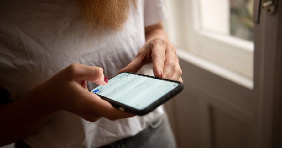 Kleine Botschaften per Messenger helfen in der Corona-Pandemie, mit Verwandten und Freunden in Kontakt zu bleiben.