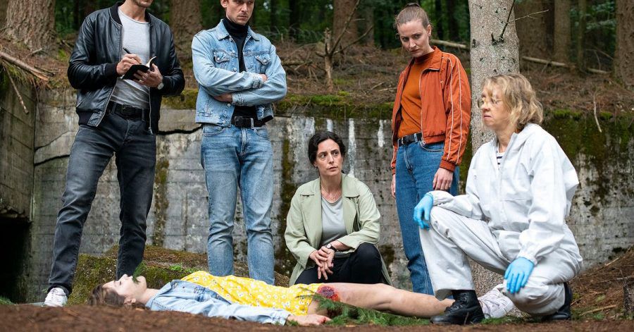 Wer hat Jessi Pohlmann (Caroline Hartig, unten) ermordet? Das Ermittlerteam beginnt mit der Arbeit.