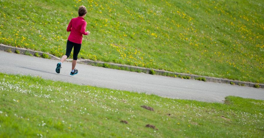 Mit zunehmendem Alter wird es immer wichtiger, den Körper vor dem Sport erst einmal auf Betriebstemperatur zu bringen. Das heißt: Dehnen und Aufwärmen.