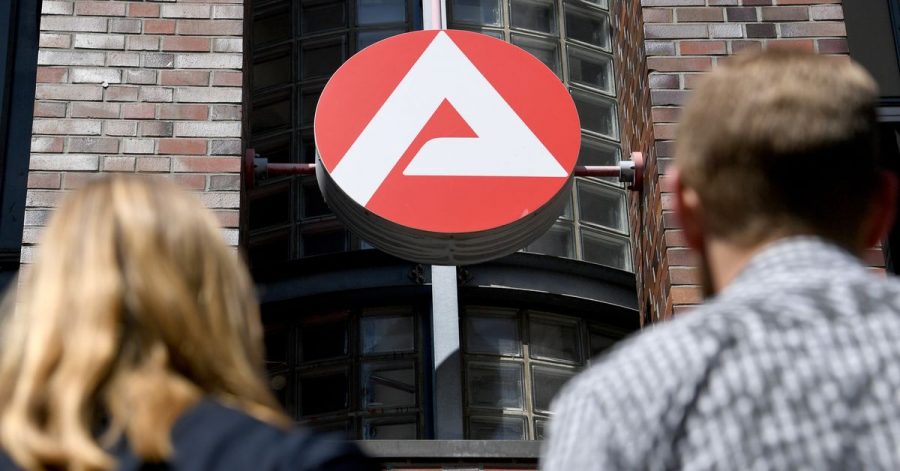 Im Corona-Jahr 2020 haben so wenige Menschen in Deutschland eine Ausbildung begonnen wie noch nie seit der Wiedervereinigung.