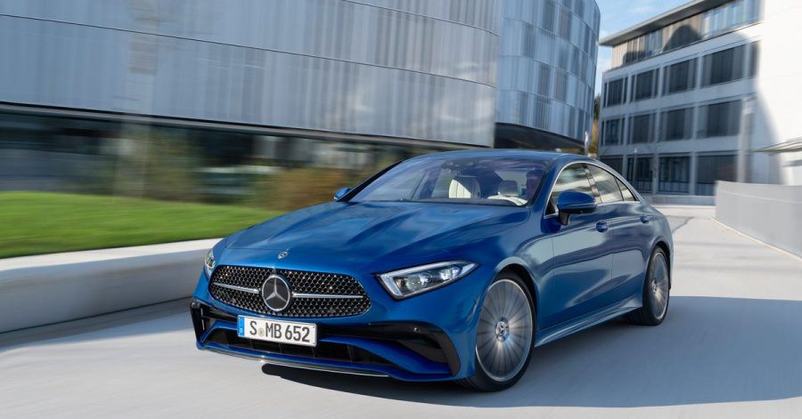 Modellgepflegt in den Sommer: Mercedes frischt sein viertüriges Coupé CLS auf.