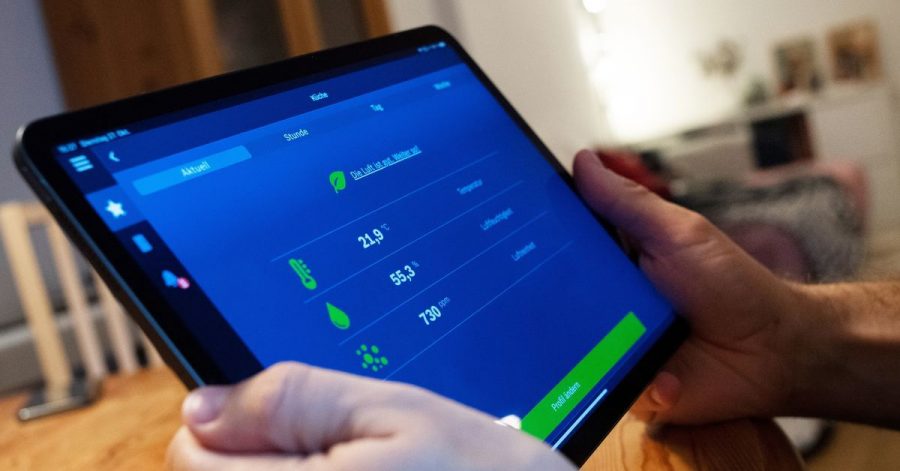 Alles unter Kontrolle: Über das Tablet können Bewohner die Luftqualität im Raum steuern.