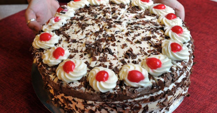 Über den Aufbau der Schwarzwälder Kirschtorte herrscht weitgehend Einigkeit: Zählt man wirklich alles mit, kommt sie auf ein gutes Dutzend Schichten. Bei der Herkunft der Leckerei gehen die Meinungen auseinander.