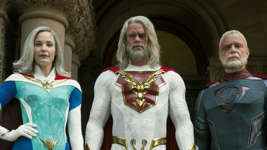 Superhelden oder Super-Cringe? Josh Duhamel (Mitte) in der neuen Netflix-Serie "Jupiter's Legacy". (stk/spot)
