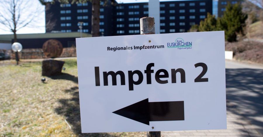 Ein Schild weist auf das Impfzentrum des Kreies Euskirchen hin. (Archivbild)