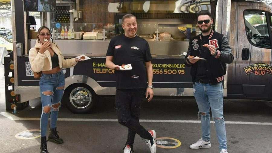Schauspieler und Sänger Willi Herren mit seiner Tochter Alessia und sein Sohn Stefano bei der Eröffnung seines Foodtrucks vor einer Woche. (ili/spot)