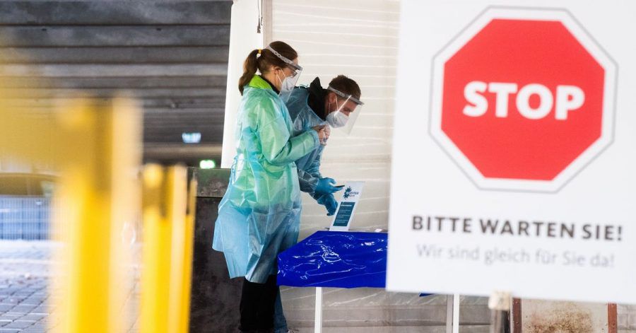 Helfer bereiten in Hannover Schnelltests auf das Coronavirus für Autofahrer vor.