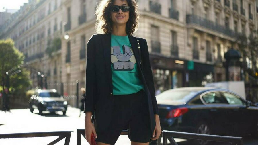 Model Alanna Arrington (22) zeigt, wie aus Radlerhose und Blazer ein stylisches Outfit entsteht. (ncz/spot)
