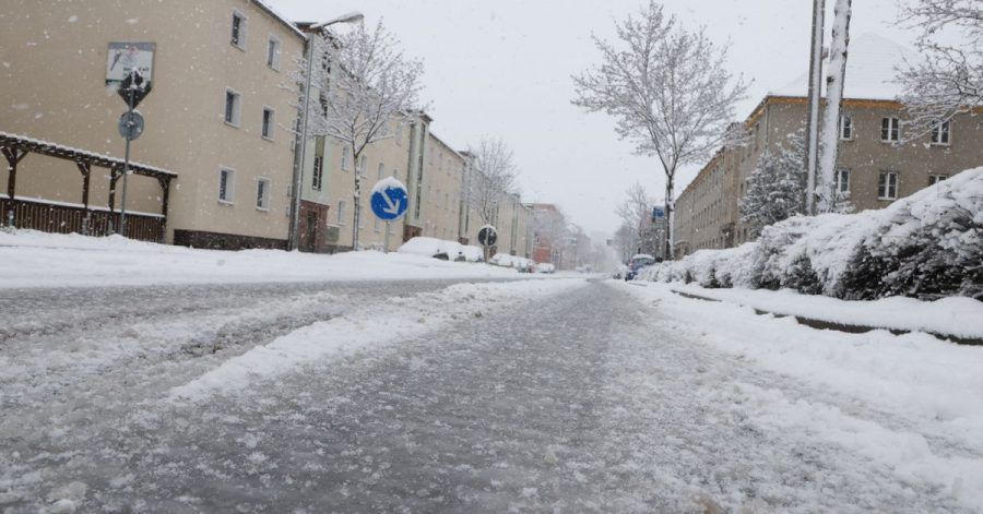 Glatte Straßen in Gera: nach starken Schneefällen und vorherigem Regen kam es am Morgen in Ostthüringen zu zahlreichen Behinderungen im Straßenverkehr.