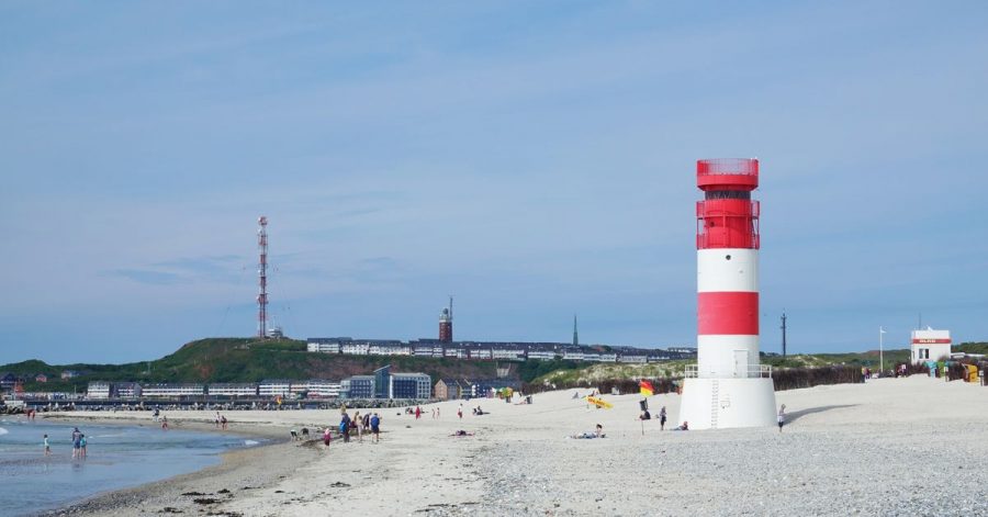 Farbiger Akzent in der Landschaft: der Leuchtturm auf der Helgoländer Düne.