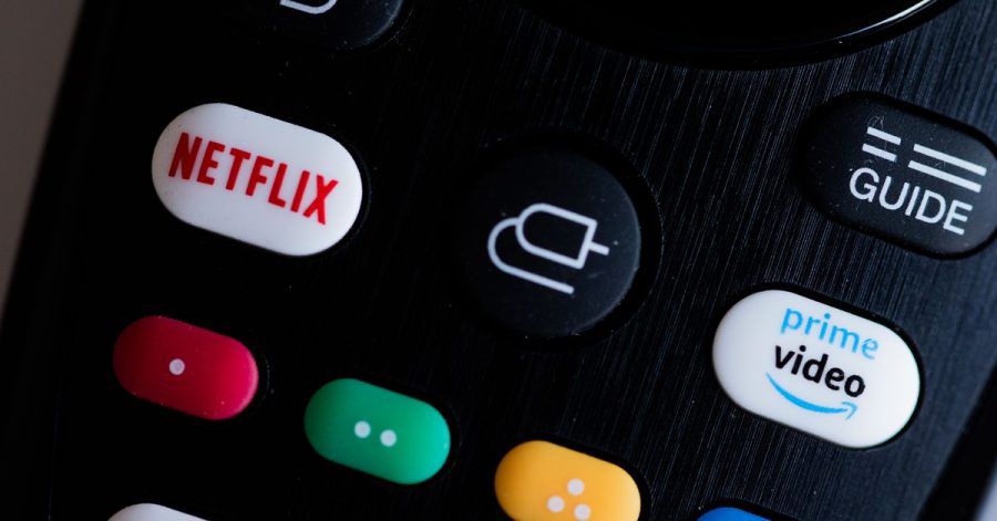 Amazon Prime Video und Netflix auf einer Fernbedienung.
