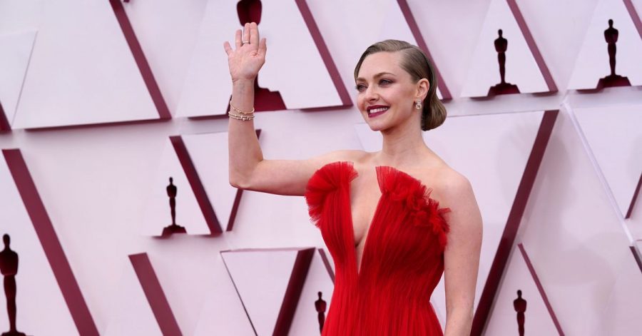 Amanda Seyfried in rotem Tüll auf dem roten Teppich.