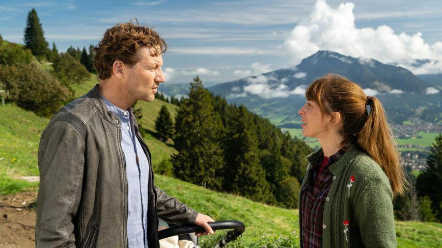 "Daheim in den Bergen: Brüder": Marie (Catherine Bode) und Georg (Thomas Unger) zanken sich zwar anders als früher, aber immer noch. (cg/spot)