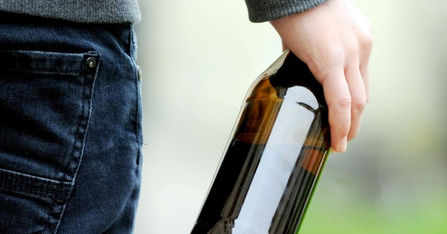 Bier, auch wenn es als «alkoholfrei» gelabelt ist, gehört nur in die Hände von Älteren.