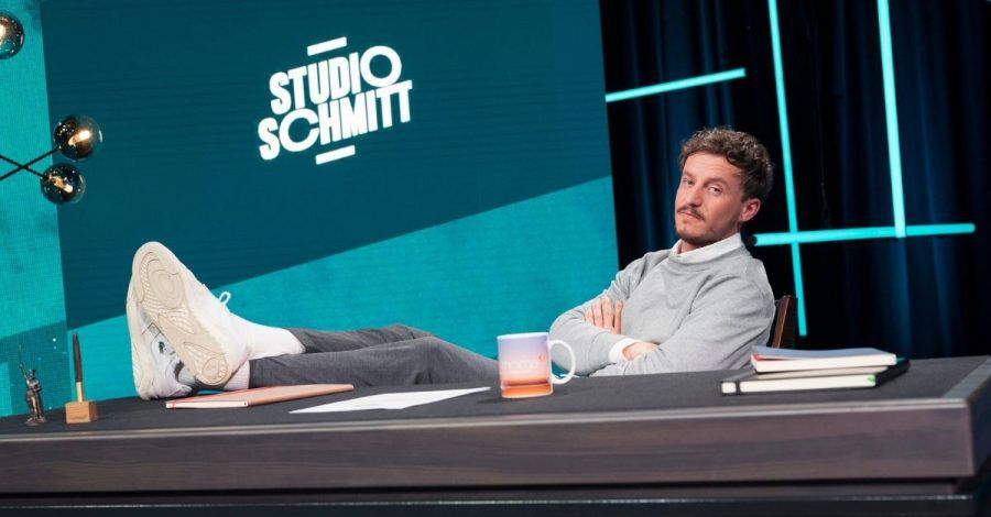 Tommi Schmitt bei der ersten Folge seiner Late Night Show „Studio Schmitt“